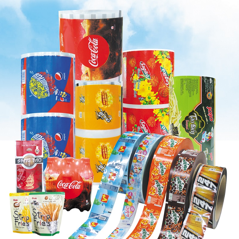 Kỹ thuật viên kiểm tra màng ghép chứa lớp nhựa PVDC trong phòng lab