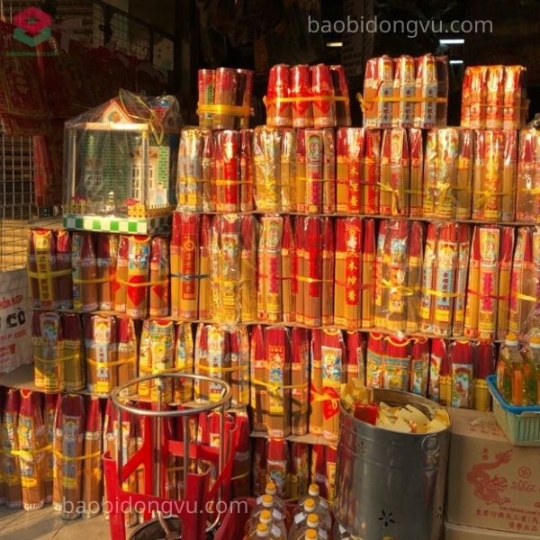 Bao bì nhang tại cửa hàng đồ tâm linh
