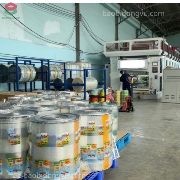 Kho vật liệu sản xuất bao bì tại xưởng Đông Vũ