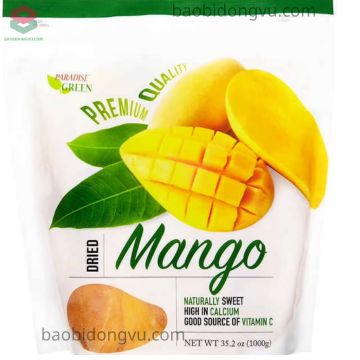 Đóng gói xoài sấy bán lẻ tại cửa hàng