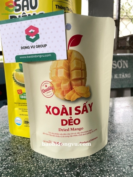 Kỹ thuật viên KCS sử dụng bút thử Dyne đo lường sức căng bề mặt màng PET