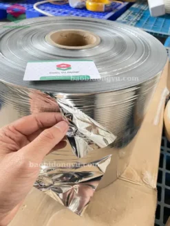 cuộn màng bạc (Mpet) được kiểm tra cẩn thận trước được đưa đi ghép với màng in
