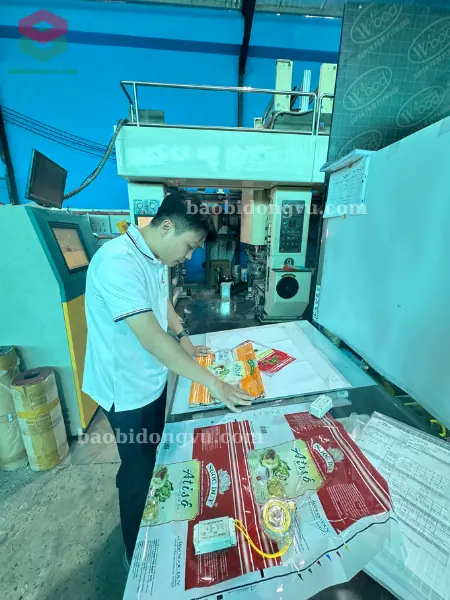 kiểm tra màng cẩn thận trong lúc làm túi để tránh mọi sai sót