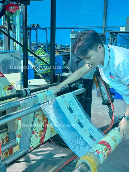 QC kiểm tra chất lượng màng ghép bao bì bánh tráng