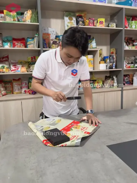 Kỹ thuật viên kiểm tra chất lượng màng in bao bì nông sản