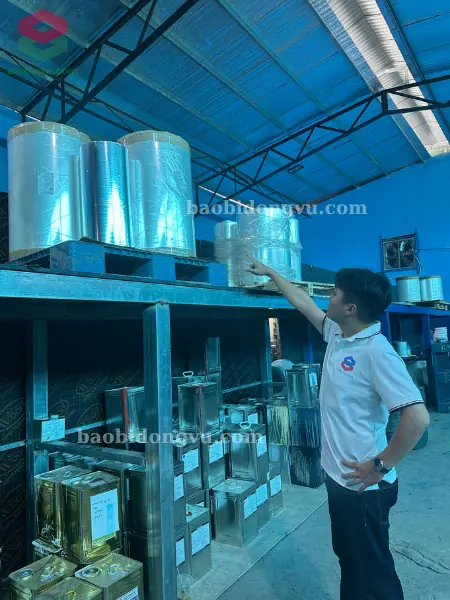 Kỹ thuật viên KCS kiểm tra lực căng và độ phẳng bề mặt màng ghép trên hệ thống trục rulo
