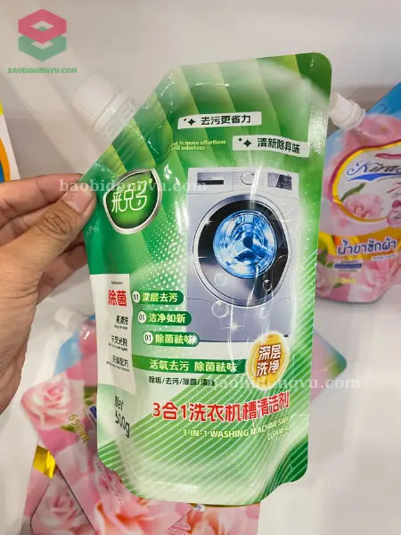 túi có vòi đựng nước giặt cho máy giặt cửa trước có màu xanh lá chủ đạo và đáy đứng