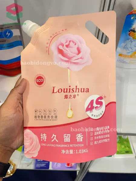 túi có vòi đựng nước lau nhà đáy đứng đục quai sách được in ấn sắc nét và phủ mờ