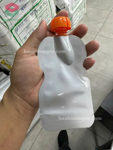 túi nhôm có vòi kid trẻ em màu cam trơn và được bế định hình