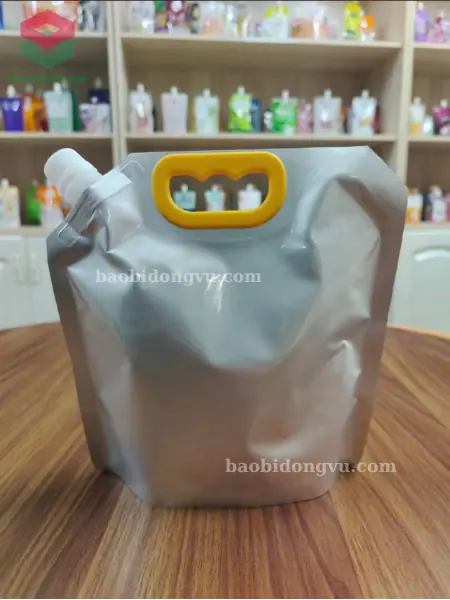 túi nhôm kích thước lớn có vòi có đáy đứng và được gắn quai sách tiện lợi