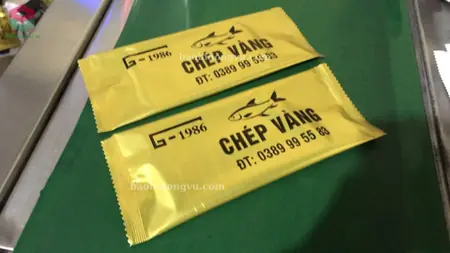 túi hàn lưng giữa đựng khăn lạnh màu vàng được ghép mpet