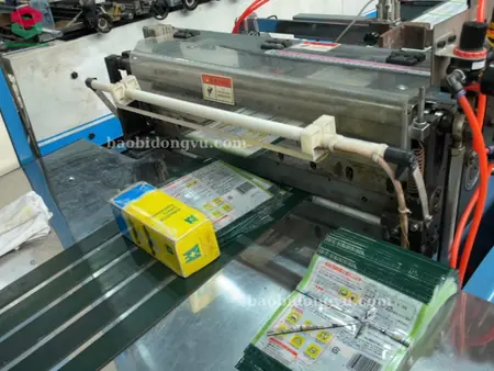 Máy làm túi cắt và hàn túi từ cuộn màng ghép đã in tại xưởng Đông Vũ