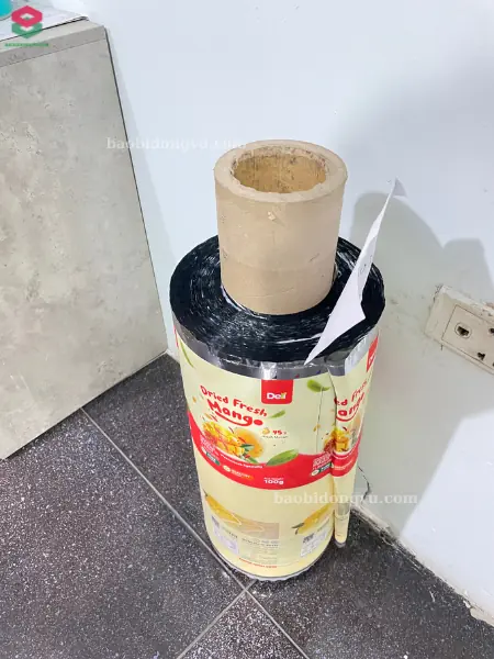 Các cuộn màng ghép phức hợp linh hoạt được duy trì lực căng ổn định trên giá đỡ trước khi xuất xưởng