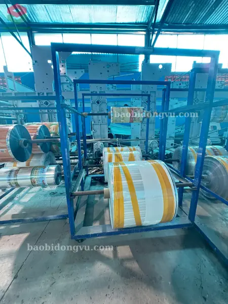 cuộn màng được bảo quản cẩn thận sau khi in
