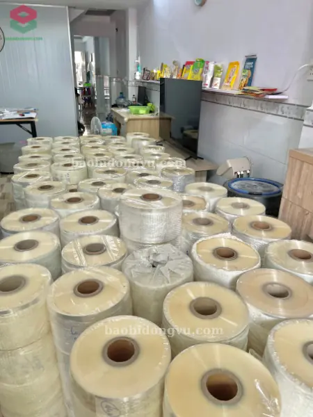 cuộn màng đóng gói được xếp ngay ngắn trước khi giao cho khách