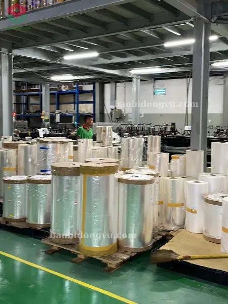 cuộn màng Rcpp trong suốt được bảo quản cẩn thận trước khi in