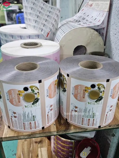 cuộn màng in ống đồng được lưu lại để theo dõi về màu sắc và chất lượng sau khi in