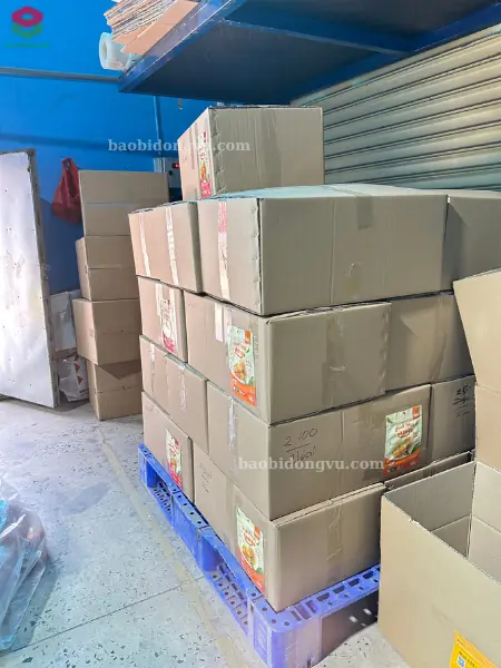 Thùng carton sóng đang được xếp chồng lên nhau trong kho lưu trữ