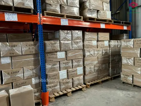 các thùng carton chứa bao bì được xếp ngay ngắn