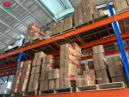 Kho chứa hàng bao bì màng ghép phức hợp tại nhà máy Đông Vũ