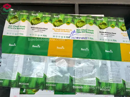 Màng in ống đồng của túi zip đựng bột chuối xanh có chữ ký duyệt màu của khách tại xưởng Đông Vũ