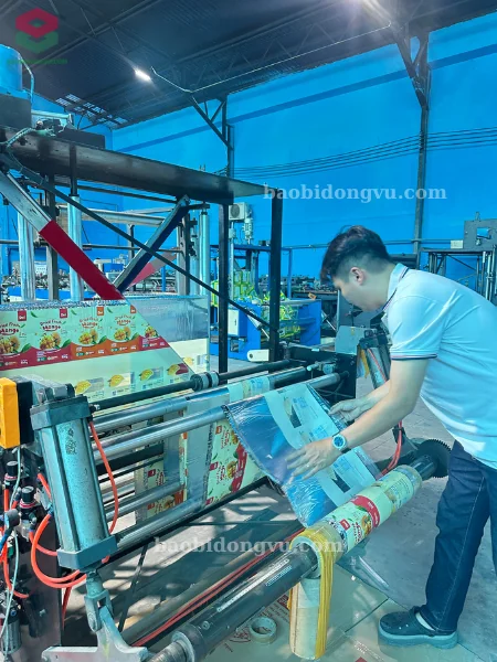 Nhân viên KCS đang kiểm tra sức căng bề mặt màng ghép