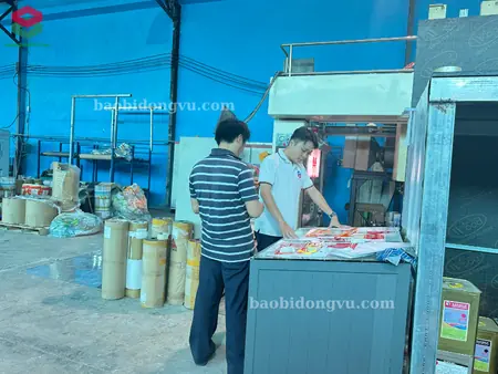 Kỹ thuật viên KCS nghiệm thu cấu trúc bề mặt màng in nhựa trước khi chuyển sang công đoạn ghép đa lớp