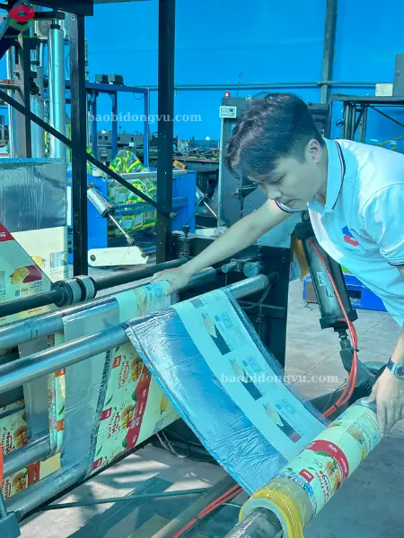 KCS kiểm tra màng in cẩn thận trong lúc đang làm túi bằng máy tự động để tránh sai sót