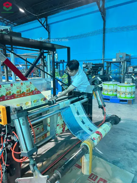 KCS kiểm tra màng in cẩn thận trong lúc đang làm túi bằng máy tự động để tránh sai sót