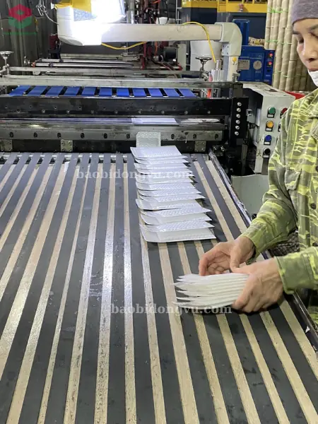 quy trình cắt túi và đóng hàng túi niêm phong chống sốc