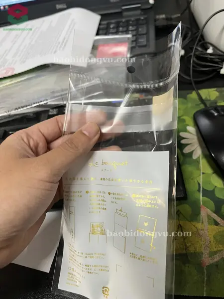 túi opp băng keo in ấn nền trắng và họa tiết nhũ vàng có đường siêu âm ở đầu túi