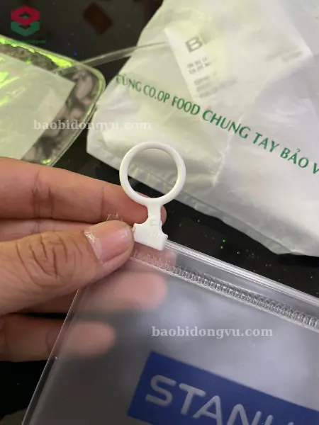 hình dạng ziplock có lỗ tròn để xỏ ngón tay vô kéo cho dễ