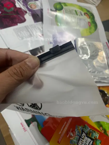 hình dạng ziplock màu đen được gắn trên túi ziplock đựng quần áo