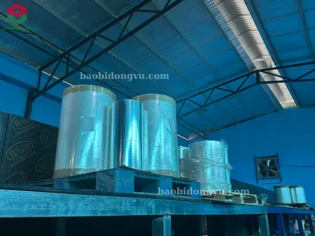 Cuộn màng nguyên liệu được bảo quản và sắp xếp cẩn thận trước khi đem đi in ống đồng tại xưởng in Đông Vũ