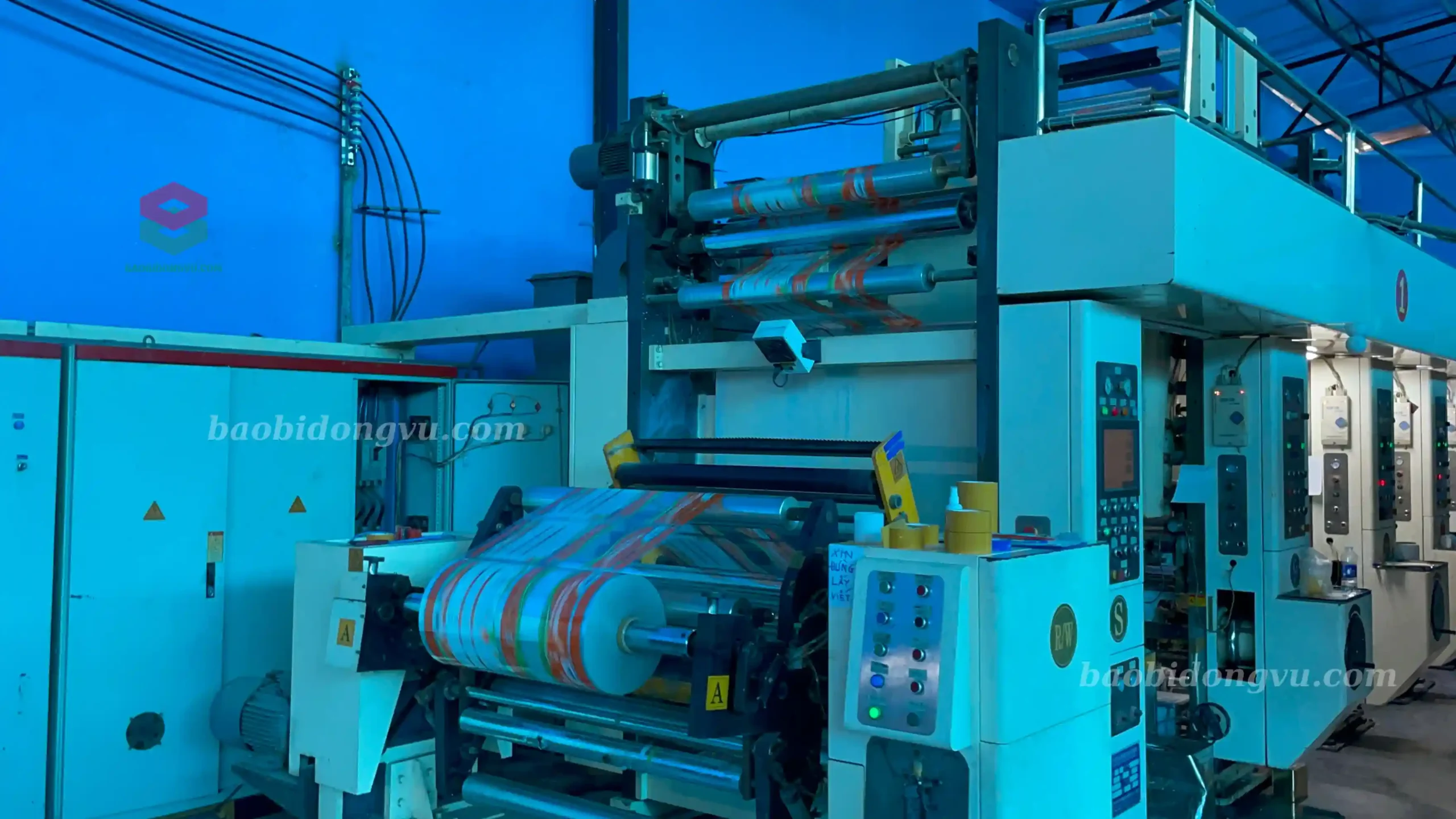Máy in ống đồng tại xưởng in Bao Bì Đông Vũ thực hiện quá trình truyền nhiệt đối lưu sấy khô màng nhựa