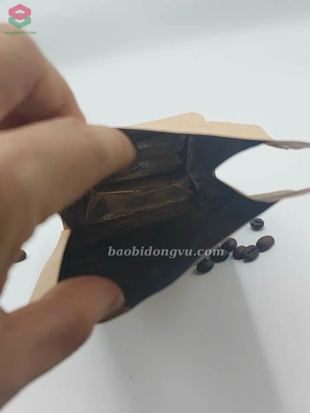 Túi giấy Kraft ghép màng MPET phản xạ ánh sáng tại bề mặt tiếp xúc