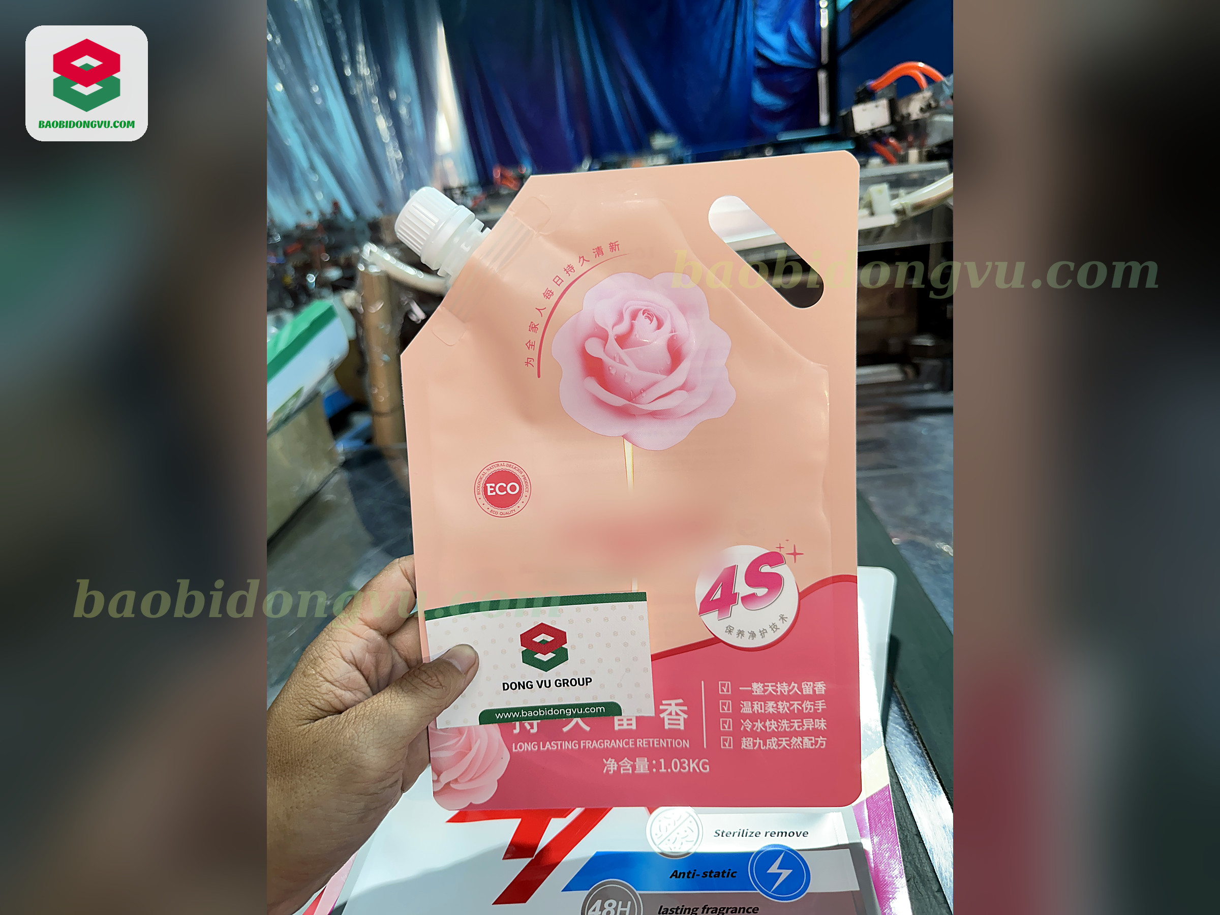 Peach rose-print 1 kg laundry detergent spout pouch with handle cut-out, printed by Dong Vu Packaging
