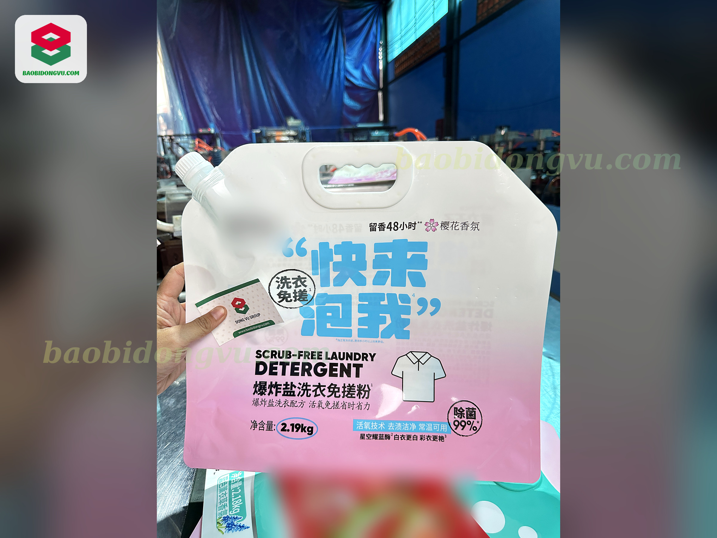 White and pink 2 kg laundry detergent spout pouch with carry handle and corner spout, custom printed by Dong Vu Packaging in Vietnam